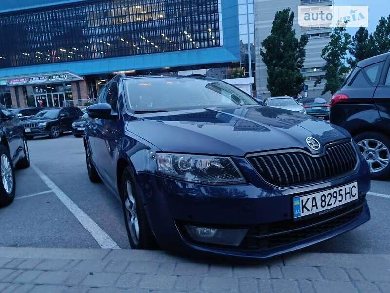 SKODA Octavia Combi Scout (), storm blue metallic